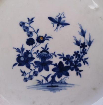 Assiette en porcelaine de Tournai décor à la Mouche – Image 4