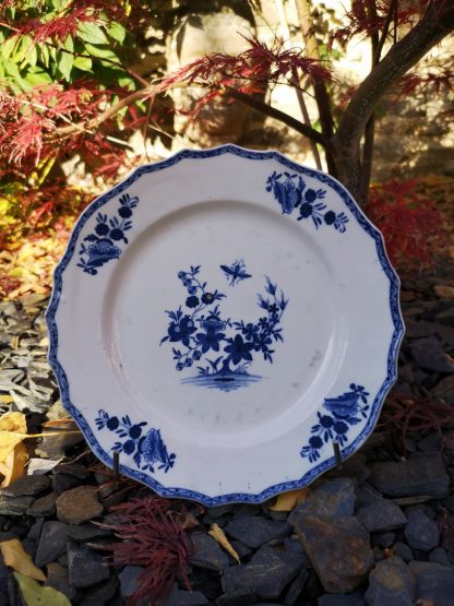 Assiette en porcelaine de Tournai décor à la Mouche