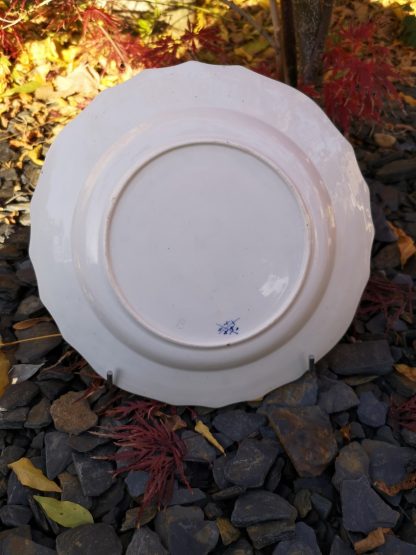 Assiette en porcelaine de Tournai décor à la Mouche – Image 3