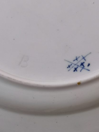 Assiette en porcelaine de Tournai décor à la Mouche – Image 2