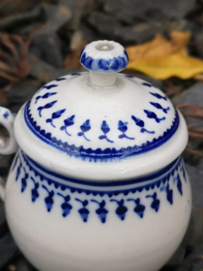 Crémier boule en porcelaine de Tournai (petits glands). – Image 4