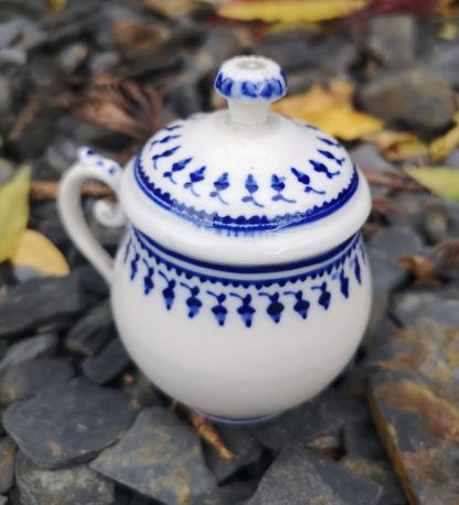 Crémier boule en porcelaine de Tournai (petits glands).
