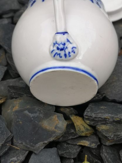 Crémier boule en porcelaine de Tournai (petits glands). – Image 3