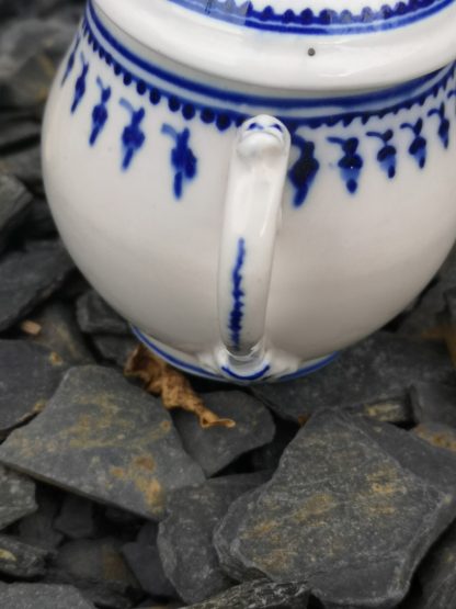 Crémier boule en porcelaine de Tournai (petits glands). – Image 2