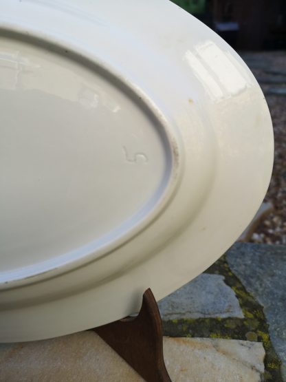 Plat oval en porcelaine de Tournai décor aux petits glands. – Image 4