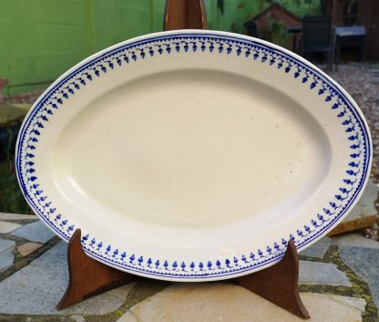 Plat oval en porcelaine de Tournai décor aux petits glands.