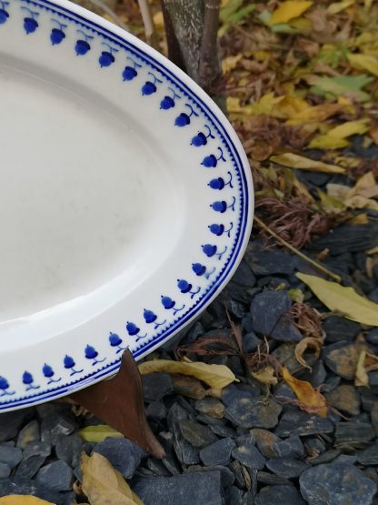 Plat ovale en porcelaine de Tournai décor aux glands. – Image 4