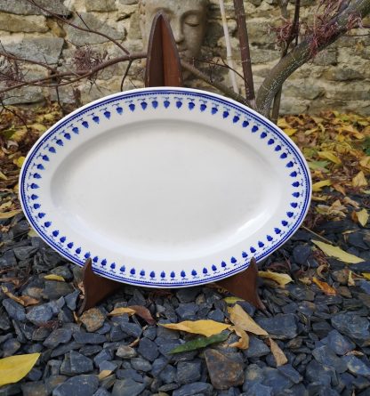 Plat ovale en porcelaine de Tournai décor aux glands.