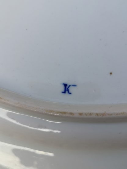 Plat ovale en porcelaine de Tournai décor aux glands. – Image 3