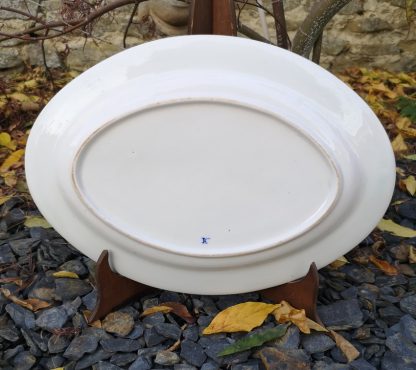 Plat ovale en porcelaine de Tournai décor aux glands. – Image 2