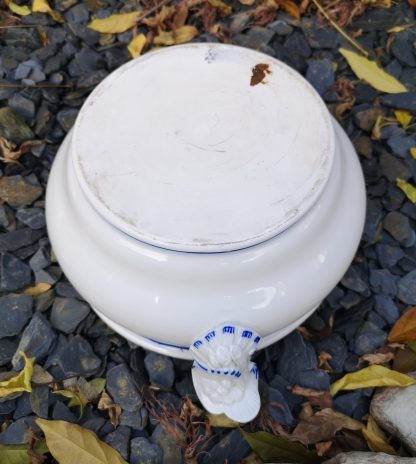Terrine en porcelaine tendre de Tournai décor aux glands. – Image 6