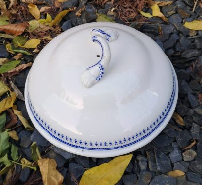 Terrine en porcelaine tendre de Tournai décor aux glands. – Image 5