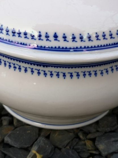Terrine en porcelaine tendre de Tournai décor aux glands. – Image 3