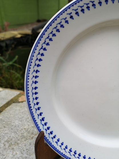 Assiette en porcelaine de Tournai décor aux petits glands. – Image 2