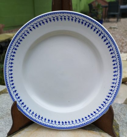 Assiette en porcelaine de Tournai décor aux petits glands.