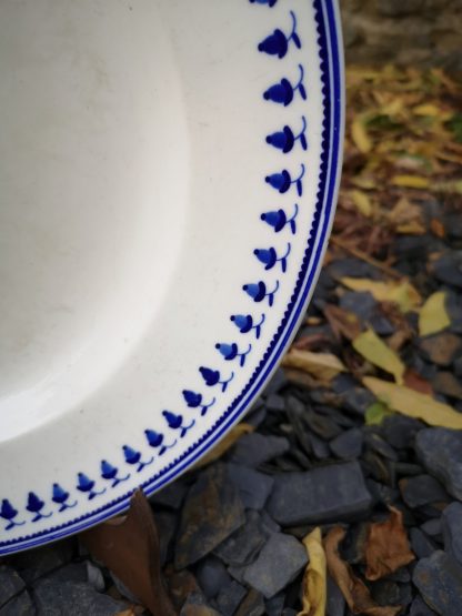 Grand plat rond en porcelaine de Tournai décor aux glands. – Image 5