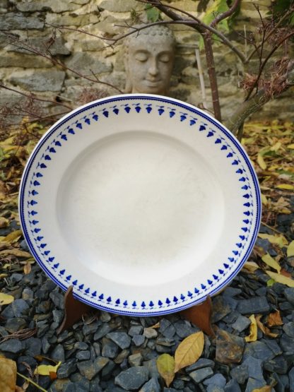 Grand plat rond en porcelaine de Tournai décor aux glands.