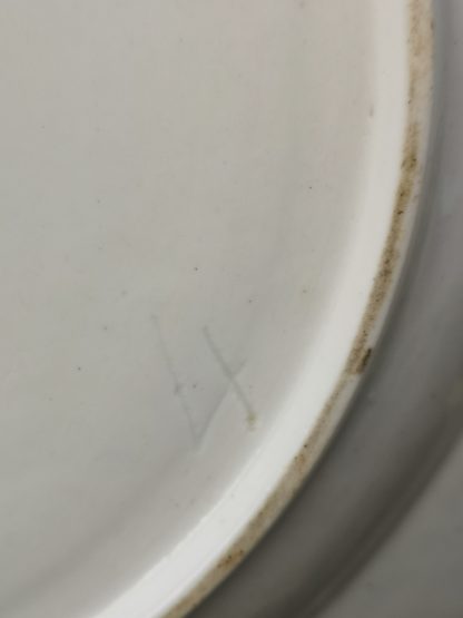 Grand plat rond en porcelaine de Tournai décor aux glands. – Image 4