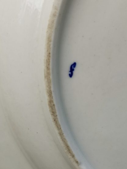 Grand plat rond en porcelaine de Tournai décor aux glands. – Image 3