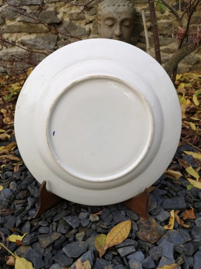 Grand plat rond en porcelaine de Tournai décor aux glands. – Image 2