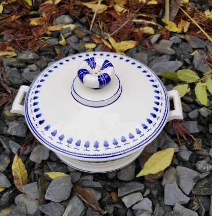 Légumier en porcelaine de Tournai décor aux glands. – Image 3
