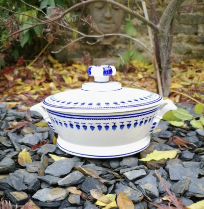 Légumier en porcelaine de Tournai décor aux glands.
