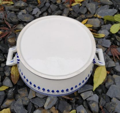 Légumier en porcelaine de Tournai décor aux glands. – Image 4