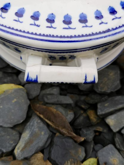 Légumier en porcelaine de Tournai décor aux glands. – Image 6