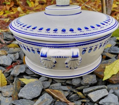 Légumier en porcelaine de Tournai décor aux glands. – Image 7