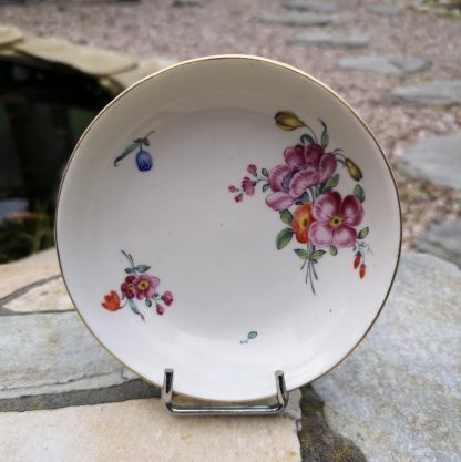 Coupelle en porcelaine de tournai polychrome.
