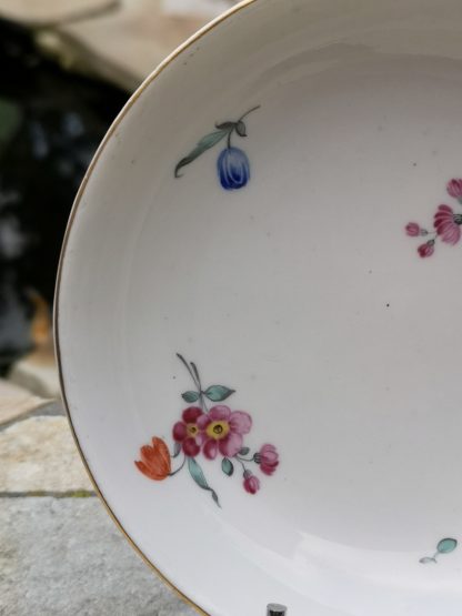 Coupelle en porcelaine de tournai polychrome. – Image 2
