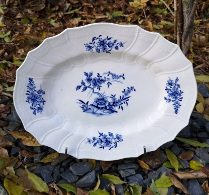 Plat ovale en porcelaine tendre de Tournai (Ronda)