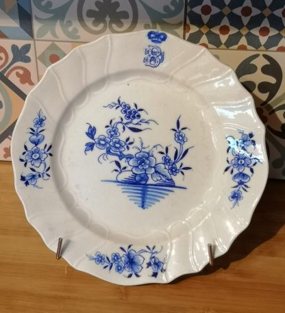 Assiette en porcelaine de Tournai décor ronda et chiffre.