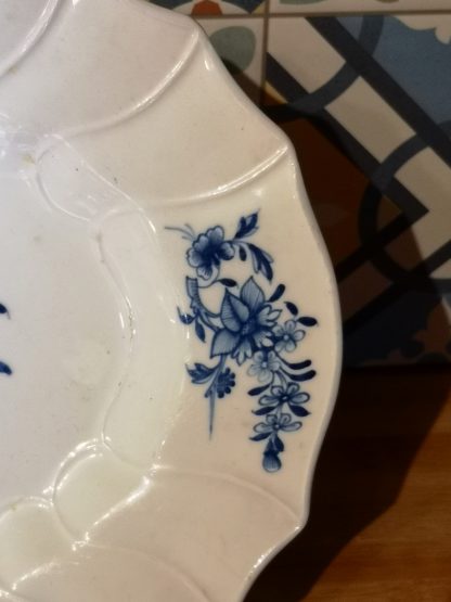 Plat ovale en porcelaine tendre de Tournai (Ronda). – Image 3