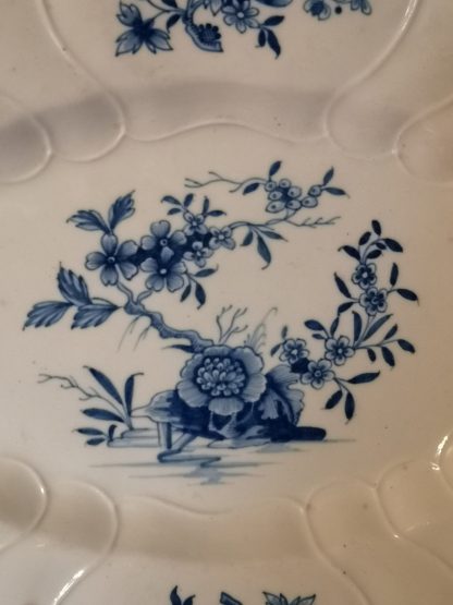 Plat ovale en porcelaine tendre de Tournai (Ronda). – Image 2