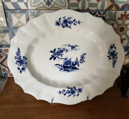 Très grand plat ovale en porcelaine tendre de Tournai (Ronda).