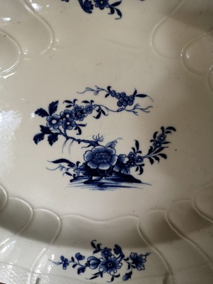 Très grand plat ovale en porcelaine tendre de Tournai (Ronda). – Image 5