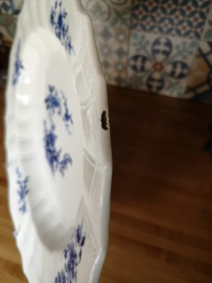 Très grand plat ovale en porcelaine tendre de Tournai (Ronda). – Image 4