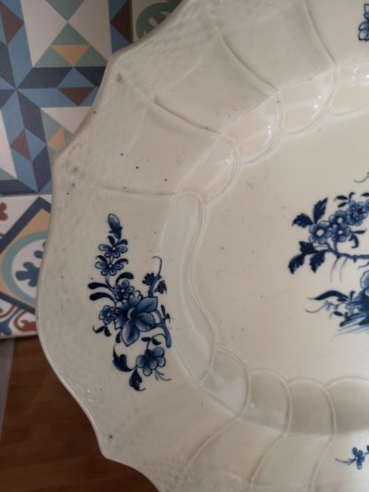 Très grand plat ovale en porcelaine tendre de Tournai (Ronda). – Image 2