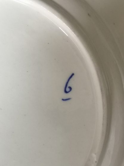 Assiette porcelaine de Tournai décor aux barbeaux. – Image 4