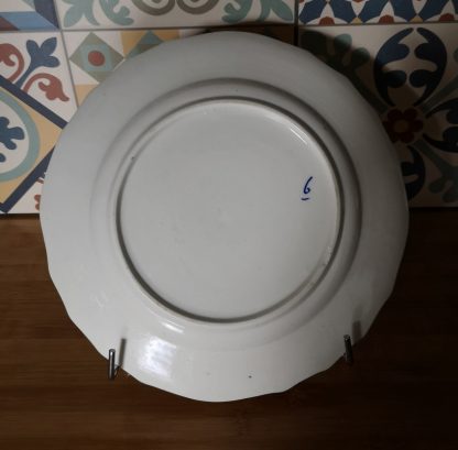 Assiette porcelaine de Tournai décor aux barbeaux. – Image 3