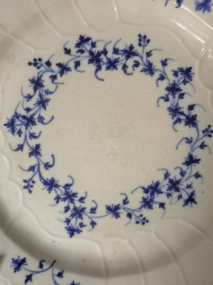 Assiette porcelaine de Tournai décor aux barbeaux. – Image 2