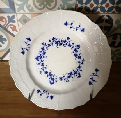 Assiette porcelaine de Tournai décor aux barbeaux.