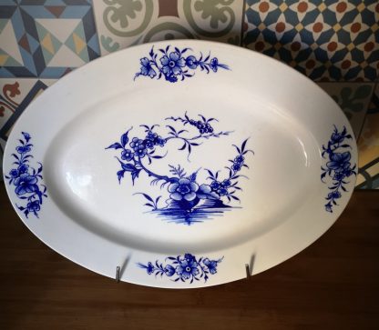 Plat ovale en porcelaine tendre de Tournai (Ronda).