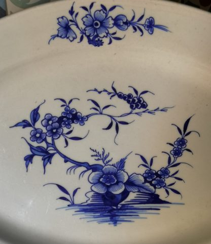Plat ovale en porcelaine tendre de Tournai (Ronda). – Image 3
