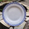 Plat rond en porcelaine de tournai (décor anneaux).