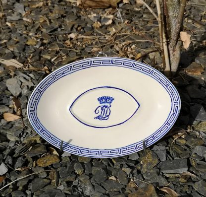 Base de saucière en porcelaine de Tournai décor grec et chiffres.
