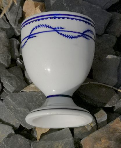 Coquetier en porcelaine de Tournai (chenille) – Image 3
