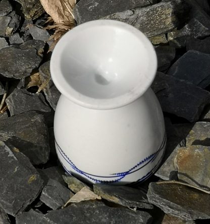 Coquetier en porcelaine de Tournai (chenille) – Image 2