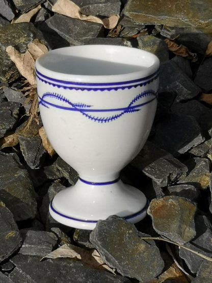 Coquetier en porcelaine de Tournai (chenille)